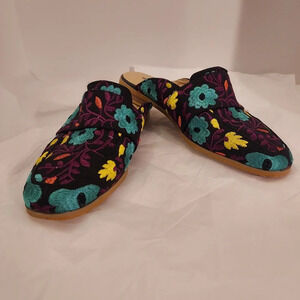 Montana West Floral Embroidered Slip On Mules in Size 8 / 38